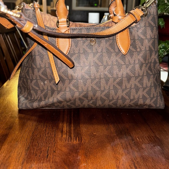 SOLD Michael Kors Austen Duffle - Picture 12 of 13